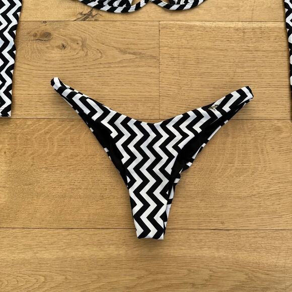 Aguaviva Swim Chevron Stripe Bikini with Matching Arm Sleeves - Picture 2 of 9